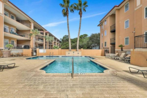 3 BR Condo 2 Pools, Hot Tub, Walk to Beach